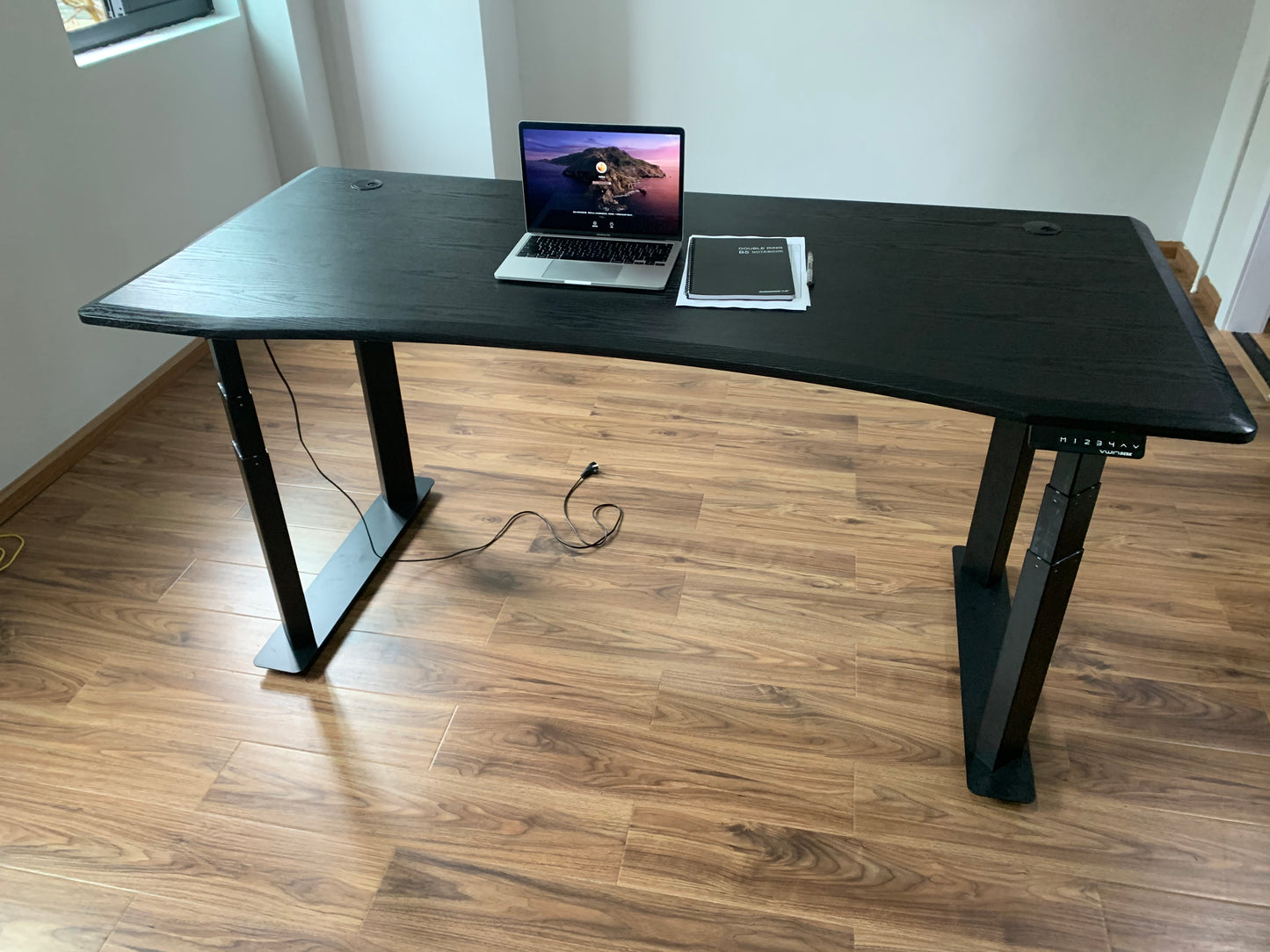 VWINDESK VJ401 Cadre de bureau d'angle debout à quatre pieds (colonnes) électrique réglable en hauteur uniquement avec quatre moteurs, base ergonomique en acier réglable en hauteur avec clavier à mémoire numérique (noir)
