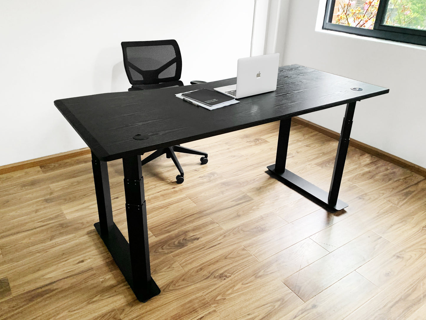 VWINDESK VJ401 Cadre de bureau d'angle debout à quatre pieds (colonnes) électrique réglable en hauteur uniquement avec quatre moteurs, base ergonomique en acier réglable en hauteur avec clavier à mémoire numérique (noir)