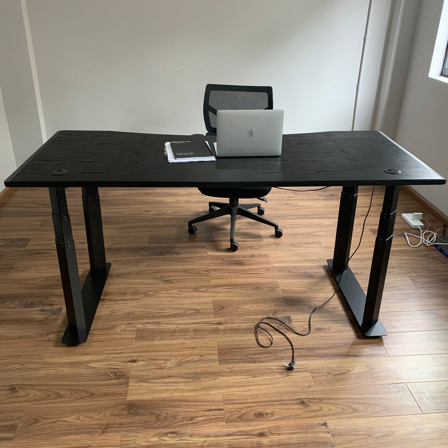 VWINDESK VJ401 Cadre de bureau d'angle debout à quatre pieds (colonnes) électrique réglable en hauteur uniquement avec quatre moteurs, base ergonomique en acier réglable en hauteur avec clavier à mémoire numérique (noir)